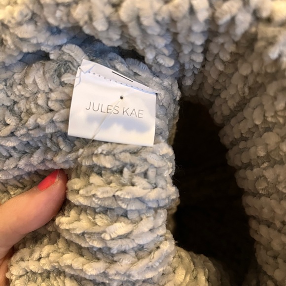 Super soft Light Grey Chenille Pom Pom winter Hat - Picture 2 of 3